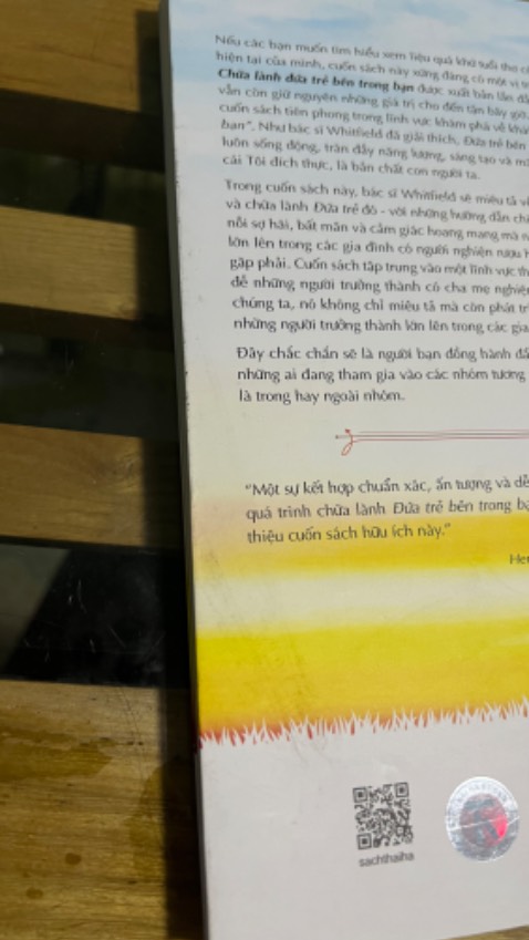 Sách bị cũ và bụi rất nhiều. Có nhiều vết bẩn ở bìa