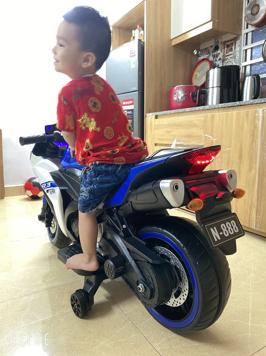 Quần size L mà rộng quá ạ, phải đi sữa lại mới mang vừa hic hic. Cũng may có khuôn mặt đẹp trai nên mang cũng đỡ kkakaka Quần size L mà rộng quá ạ, phải đi sữa lại mới mang vừa hic hic. Cũng may có khuôn mặt đẹp trai nên mang cũng đỡ kkakaka
