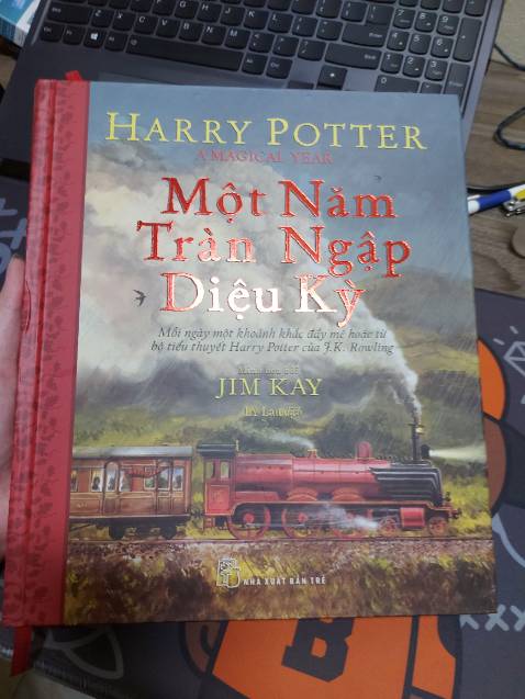 Mê art của Jim Kay quá nên phải mua thoi😘😘