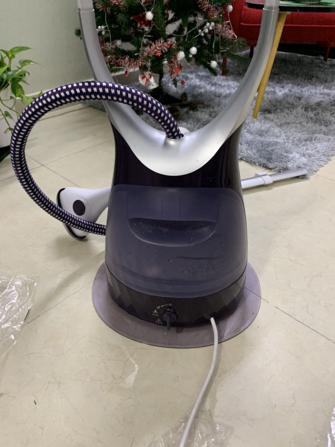 1. mua sản phẩm mới. nhưng giao đồ cũ: 
hàng trầy xước. còn đọng hơi nước bên trong, chứng tỏ đã có ng dùng rồi.
2. đóng gói tệ, thùng xốp nát từ bên trong. shop đóng ẩu( k thể đổ lỗi cho tiki, nếu do vận chuyển, sẽ trầy xước và móp méo cả trong lẫn ngoài.

3. vẫn chưa dùng thử, k biết có dùng đc hay không.... sẽ complain với tiki sau
 
Mọi người cân nhắc thật kỹ trước khi mua!