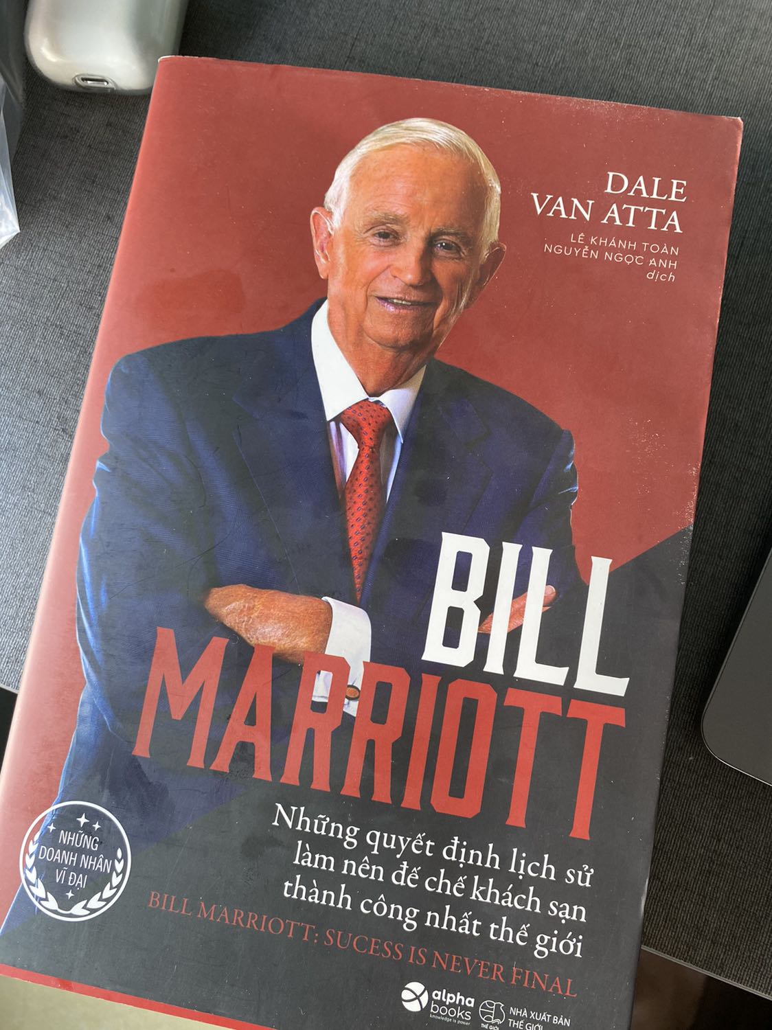 Đọc thích cực, rất dễ đọc dịch thuật tuyệt vời 
Đọc xong muốn tìm thêm cuốn the spirit to serve
Không có nhiều tip cho ngành khách sạn nhưng về kinh doanh và những câu chuyện thú về gia đình Marriott