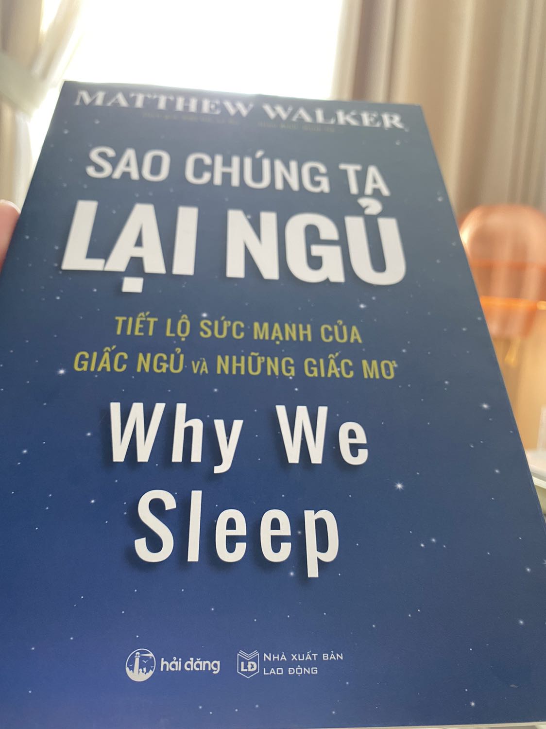 Một quyển sách giúp chúng ta hiểu về giấc ngủ và tầm quan trọng của giấc ngủ khi đọc quyển sách này tôi đã ngủ đủ tám tiếng một ngày để giúp cho cơ thể và tinh thần của mình luôn khỏe mạnh vào ngày hôm sau
Đừng bao giờ nghĩ về việc ngủ bù vào lúc khác sẽ giúp cho ta lấy lại được tinh thần nhưng không phải như vậy 
chúc bạn luôn nhiều sức khỏe Một quyển sách giúp chúng ta hiểu về giấc ngủ và tầm quan trọng của giấc ngủ khi đọc quyển sách này tôi đã ngủ đủ tám tiếng một ngày để giúp cho cơ thể và tinh thần của mình luôn khỏe mạnh vào ngày hôm sau
Đừng bao giờ nghĩ về việc ngủ bù vào lúc khác sẽ giúp cho ta lấy lại được tinh thần nhưng không phải như vậy 
chúc bạn luôn nhiều sức khỏe