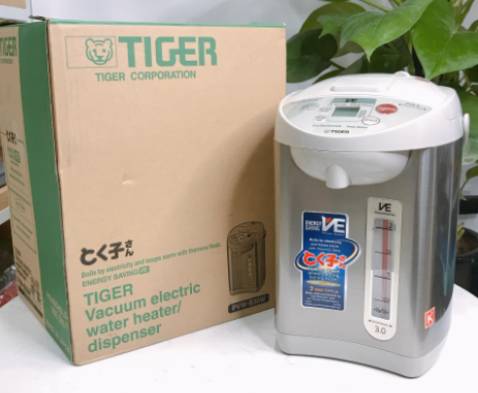 Bình thuỷ này 3L, hợp với gia đình 4 người như tôi. Tôi nhận hàng thấy là, hàng ok, đói gói đẹp, nhưng k thấy phiếu bảo hành nằm ở đâu. Khi dùng tôi thấy máy chạy êm, đun nhanh và giữ ấm tốt. Công tắc đóng mở rất linh hoạt. Hàng Nhật, giá ok. mọi người nên mua để dùng