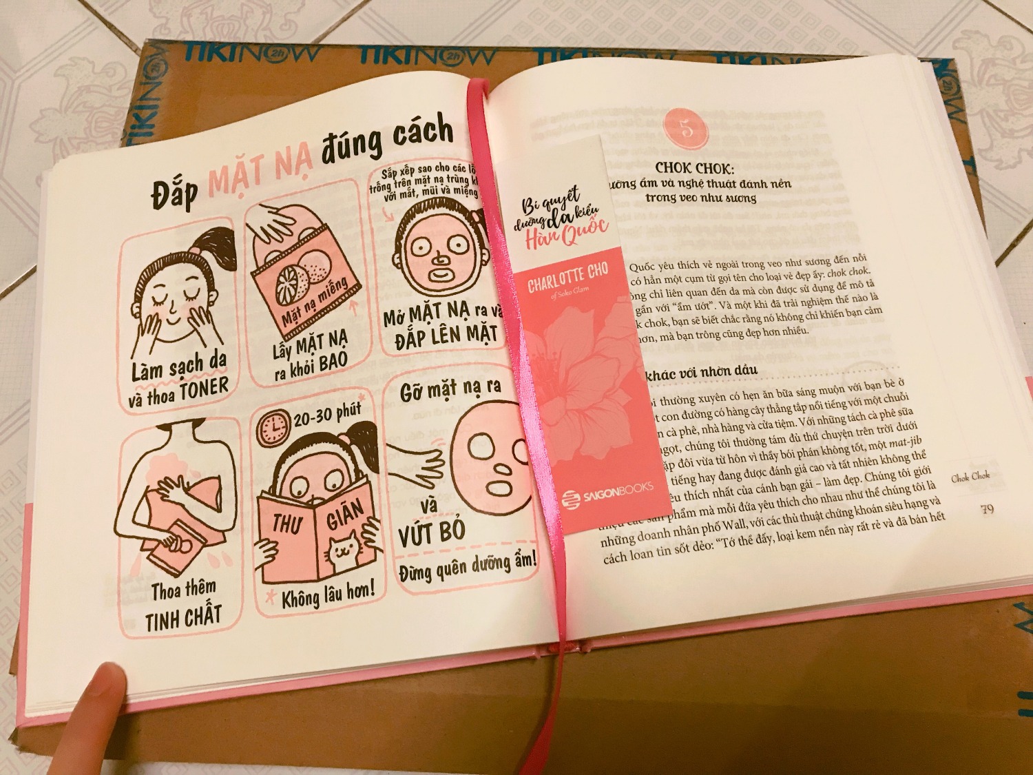 Dạo này thấy Tiki dính nhiều phốt đóng gói hàng hóa nên cũng hơi lưỡng lự khi mua sách cơ mà lúc nhận được hàng thì vượt quá sự mong đợi của mình. Sách bìa cứng chuẩn xịn, không bị méo mó hay trầy xước gì, được bọc hẳn trong bao ni lông luôn. Mình nhận được cả sample nữa:))) Hơn nữa mua đúng đợt Tiki sale nên giá gốc là 200k nhưng được sale còn 120k thôi. Nói chung với cái giá này và sản phẩm mình nhận được là quá hài lòng luôn rồi. giao hàng cũng đúng thời gian nữa! Sẽ ủng hộ tiếp!
