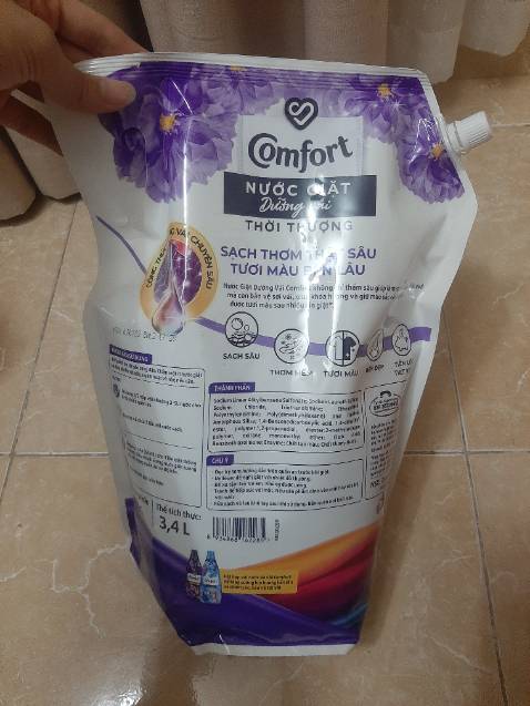 Cả hai mùi tím và hồng đều rất thơm, cá nhân mình thíc mùi tím hơn nên đặt mua 1 gói. Tuy mua về nguyên đai nguyên kiện nhưng nó lại lỏng hơn túi mình mua ở GO, giá rẻ hơn thật nhưng mà chất lượng không bằng