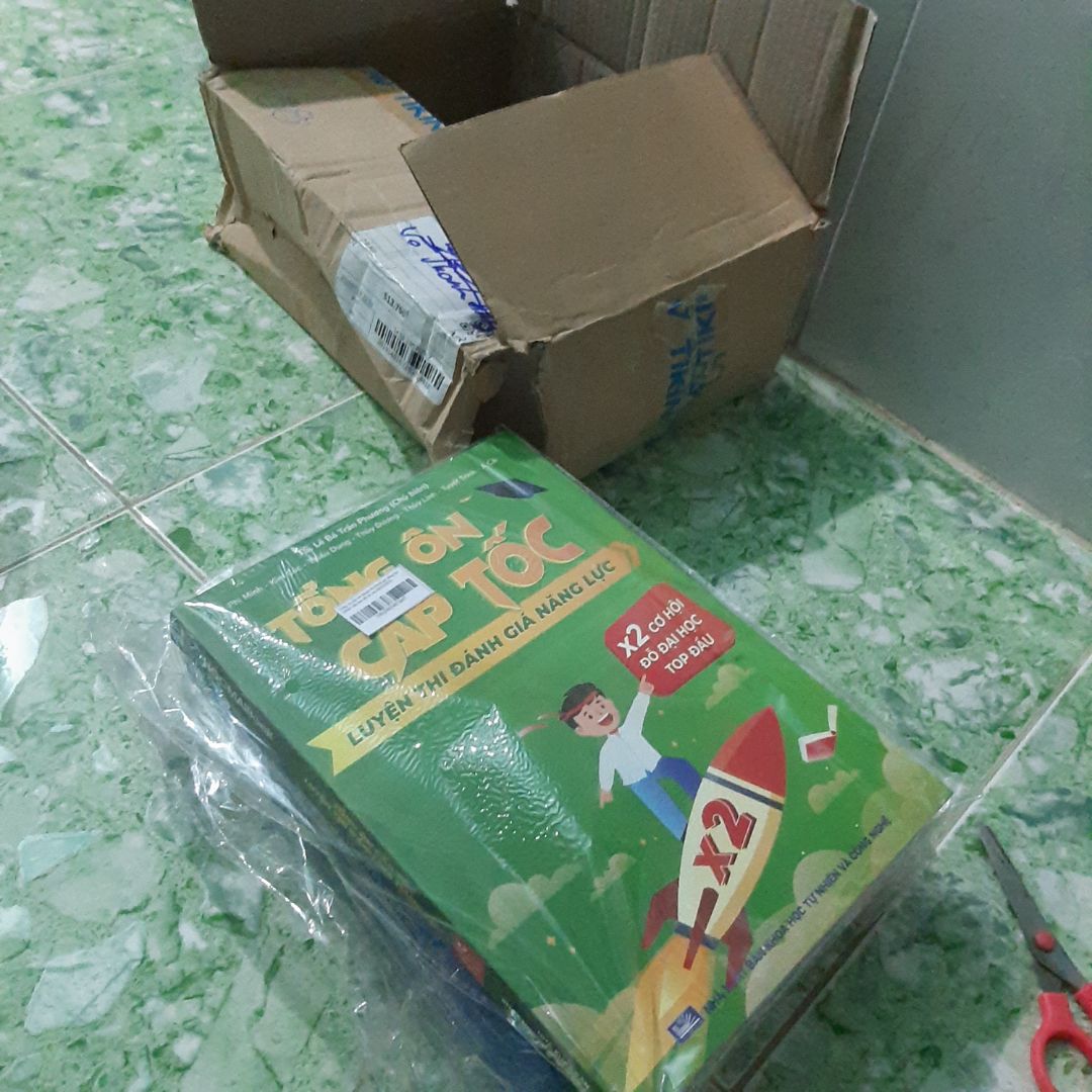 Nhiều lần riết rồi mình chán chả muốn nói. Ừ, hộp của tiki vẫn luôn móp nát như thế, ko nguyên vẹn đc đâu nên mọi ng đừng mong chờ. Còn về sách thì hên mình đặt nhiều hay sao mà đc bọc thêm nilong bóng ở ngoài. Nội dung sách thì mình chưa đánh giá đc vì chưa đọc nhma có thể nhận xét chất giấy, cách trình bày rất hấp dẫn nha👍💖