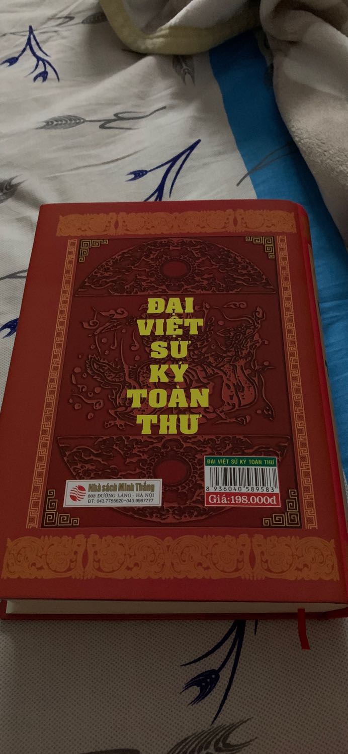 Người Việt Nam có câu: “Lá rụng về cội”. Bất cứ một đứa trẻ nào khi lớn lên đều muốn biết các bậc sinh thành ra mình. Rộng hơn, dân tộc nào cũng phải biết lịch sử nước nhà. Người Việt Nam luôn tự hào về lịch sử hàng ngàn năm giữ nước và dựng nước của dân tộc với truyền thống đoàn kết, lao động cần cù, kiên nhẫn và sáng tạo mang đậm tư tưởng nhân văn tiến bộ trong một cộng đồng rộng lớn. Đó chính là sức mạnh tiềm ẩn, là nét độc đáo riêng, là “hồn thiêng sông núi” của ***. Tất cả đều hấp dẫn, lý thú, vậy mà nó đang có nguy cơ xa lạ với mọi người.
Thế hệ chúng tôi ngày trước, sách vở, tài liệu không phong phú như bây giờ; sách giáo khoa chỉ nói ngắn gọn nhưng đổi lại là thầy cô hướng dẫn tìm đọc thêm các quyển sách mang tính lịch sử như: Những vì sao đất nước, Trăng nước Chương Dương, Sát Thát… Càng đọc, càng suy ngẫm mà thầm thán phục trí tuệ của cha ông, tự dưng môn lịch sử đi vào tiềm thức của chúng tôi. Tôi thầm cám ơn thầy cô ở trường sư phạm đã dạy tôi biết cách tìm tòi, khám phá nhiều vấn đề lịch sử lý thú. Lịch sử phát triển theo quy luật: Một triều đại nào cũng bắt đầu từ việc hình thành, phát triển và suy vong hay đại nghĩa bao giờ cũng thắng hung tàn… Bất cứ ai cũng có thể tìm hiểu để biết cái hay ta học, cái dở ta tránh. Nhà chính trị Roma Xi-xê-rông đã nói: “Lịch sử là thầy dạy cuộc sống”. Tìm hiểu lịch sử để biết quá khứ, hiểu hiện tại và dự đoán cho tương lai. Quá khứ, hiện tại và tương lai là một dòng chảy liên tục, cái mới ra đời trên mảnh đất truyền thống.
Qua sách báo, phim ảnh, giới trẻ ngày nay lại thuộc sử Tàu hơn sử ta (họ lại quên rằng hơn 1.000 năm đô hộ, phong kiến phương Bắc không tài nào đồng hóa nổi người Việt Nam). Nhiều người lo ngại tìm mọi biện pháp để kéo thanh niên, học sinh quay về lịch sử dân tộc thông qua games show, trò chơi vận động, tuyên truyền trên đường phố… Đó chẳng qua chỉ làm phần ngọn. Xem những thanh niên trả lời chính xác ngày tháng, sự kiện lịch sử trong một games show, liệu có thể kết luận họ đã thông thạo lịch sử nước nhà? Chưa hẳn. Đó chẳng qua là có sự chuẩn bị, là hệ quả tất yếu của lối học vẹt trong nhà trường xem nặng ngày tháng, sự kiện hơn là bản chất sự kiện. Tôi không hiểu sao bây giờ các cuộc thi người ta hay hỏi về ngày, tháng, năm xảy ra sự kiện hơn là hướng dẫn học sinh khám phá sự kiện? Có lẽ do tiết dạy đã được “đo ni đóng giày” nên chẳng ai dám đi xa hơn. Thầy trò cùng nhau “cưỡi ngựa xem hoa” để “biết” thôi chứ không thể “tường” được.  Vậy là học trò cứ tự tìm hiểu mà không được định hướng. Cái gì thấy cổ đều cho là lịch sử nên mới có chuyện “đồng thau lẫn lộn”, “râu ông này cắm cằm bà kia”.
Trong xu thế hội nhập, toàn cầu hóa hiện nay, nếu không giữ được bản sắc văn hóa dân tộc thì rất có thể bị hòa tan, bị nhấn chìm. Nếu không biết dựa vào lịch sử, xem nhẹ lịch sử thì không thể định hướng và không thể tìm đâu ra điểm tựa cho mình. Trên diễn đàn hay các phương tiện thông tin, các nhà khoa học Việt Nam đã báo động điều này từ rất lâu, nhưng luôn bị chìm vào trong quên lãng từ năm này qua năm khác. Biểu hiện của nó chính là kết quả môn lịch sử trong các kỳ thi ĐH vừa qua.
Trong thời đại bùng nổ thông tin như hiện nay, nhà nhà đều kết nối internet vậy mà những trang web lịch sử chỉ đếm trên đầu ngón tay. Theo tôi, giải pháp tạm thời nên lập ra những trang web lịch sử để mọi người cùng truy cập tìm hiểu, càng thêm yêu đất nước, tự hào về dân tộc.
