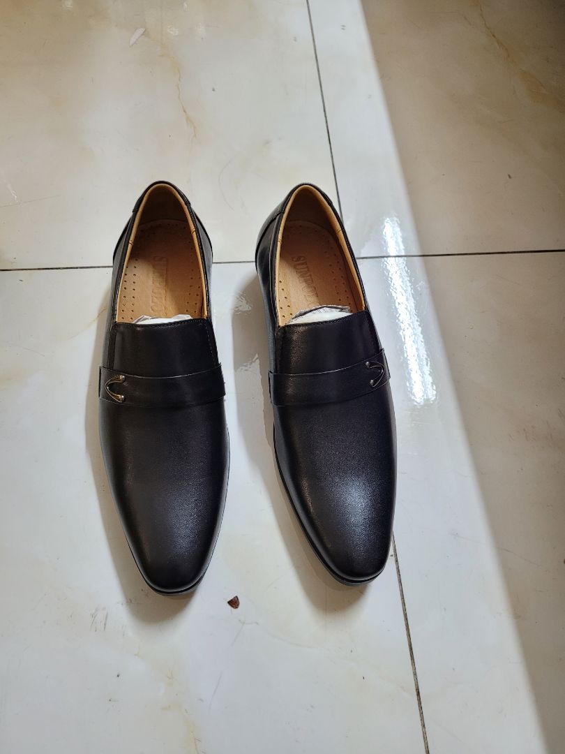 Giày bên ngoài nhìn sang trọng, nhìn bắt mắt, da và lót tốt. Shop phản hồi nhiệt tình. Sẽ ủng hộ lần sau Giày bên ngoài nhìn sang trọng, nhìn bắt mắt, da và lót tốt. Shop phản hồi nhiệt tình. Sẽ ủng hộ lần sau