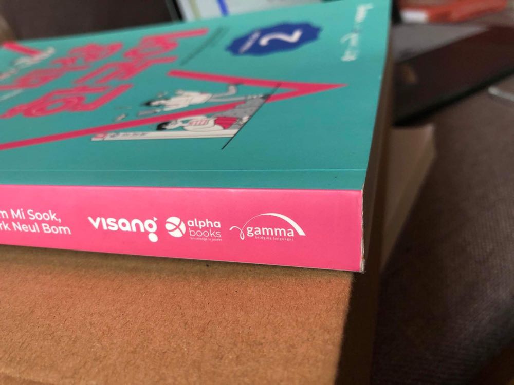 Sách mua mói mà như sách trưng bày vậy á , mình rất mong chờ cuốn này nhưng k nghĩ bìa nó lại cũ như vậy , k hề có lớp nilon bảo vệ như ảnh khách đánh giá. Mép sách còn hơi bung ra nữa haizz