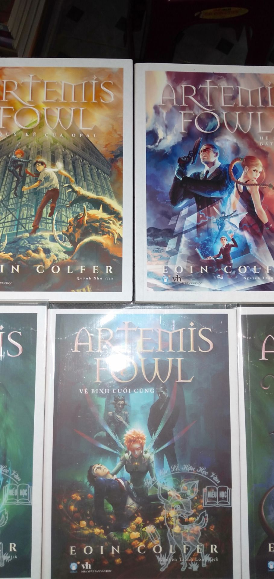 Artemis Fowl là bộ truyện gồm 8 tập với nhân vật chính là cậu bé Artemis với cuộc phiêu lưu đầy sai trái, bởi vì cậu ta là một thiên tài tội phạm. Có nhiều người so sánh A.F với Harry Potter nhưng có vẻ tác giả không thích điều này 🙃🙃🙃