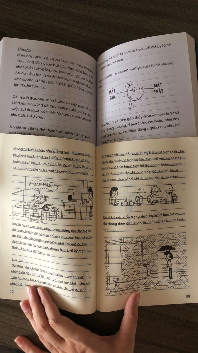 Giấy in vàng và rất mỏng :(( trong khi những quyển cũ trc mình mua ngoài hiệu sách giấy trắng và dầy dặn hơn nhiều. Vì cũng lâu rồi mới mua lại nên ko rõ thay đổi này là do nxb hay shop bán sách kém chất lượng nữa, nhưng mà hơi thất vọng khi nhận đc sách :((