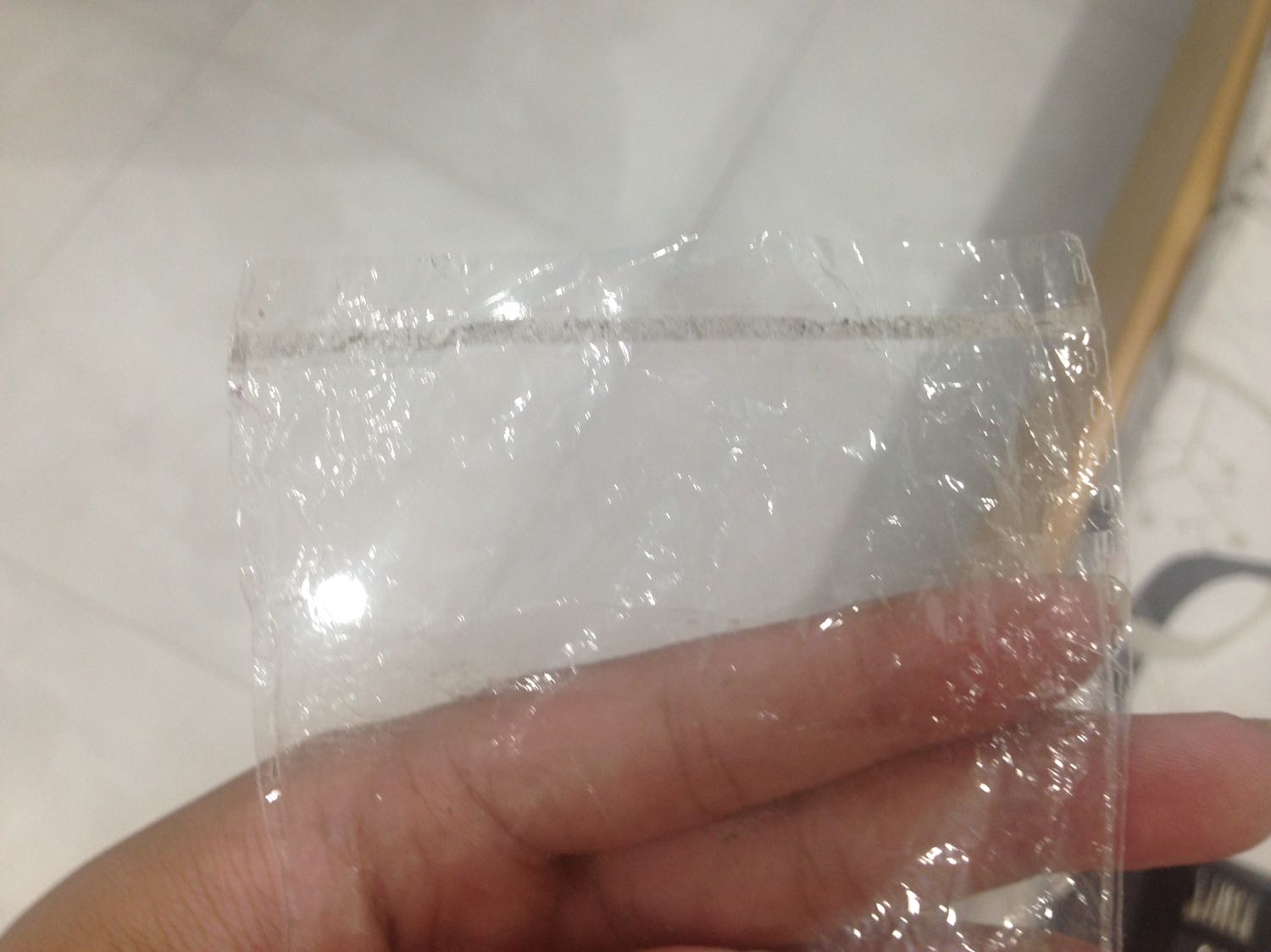 hàng chưa khui hộp mà đã rớt lung tung bên trong hộp, bao bì dán nham nhở, keo dán đã khô queo, chứng tỏ tiki không thèm kiểm tra chất lượng cũng như việc đóng gói sản phẩm, 
thậm chí sản phẩm mất 1 đầu và cây trục lõng lẻo như đã qua sử dụng rất nhiều lần 
tiki bán sản phẩm này cho tôi như vứt đi uy tín của chính tiki và coi thường khách hàng