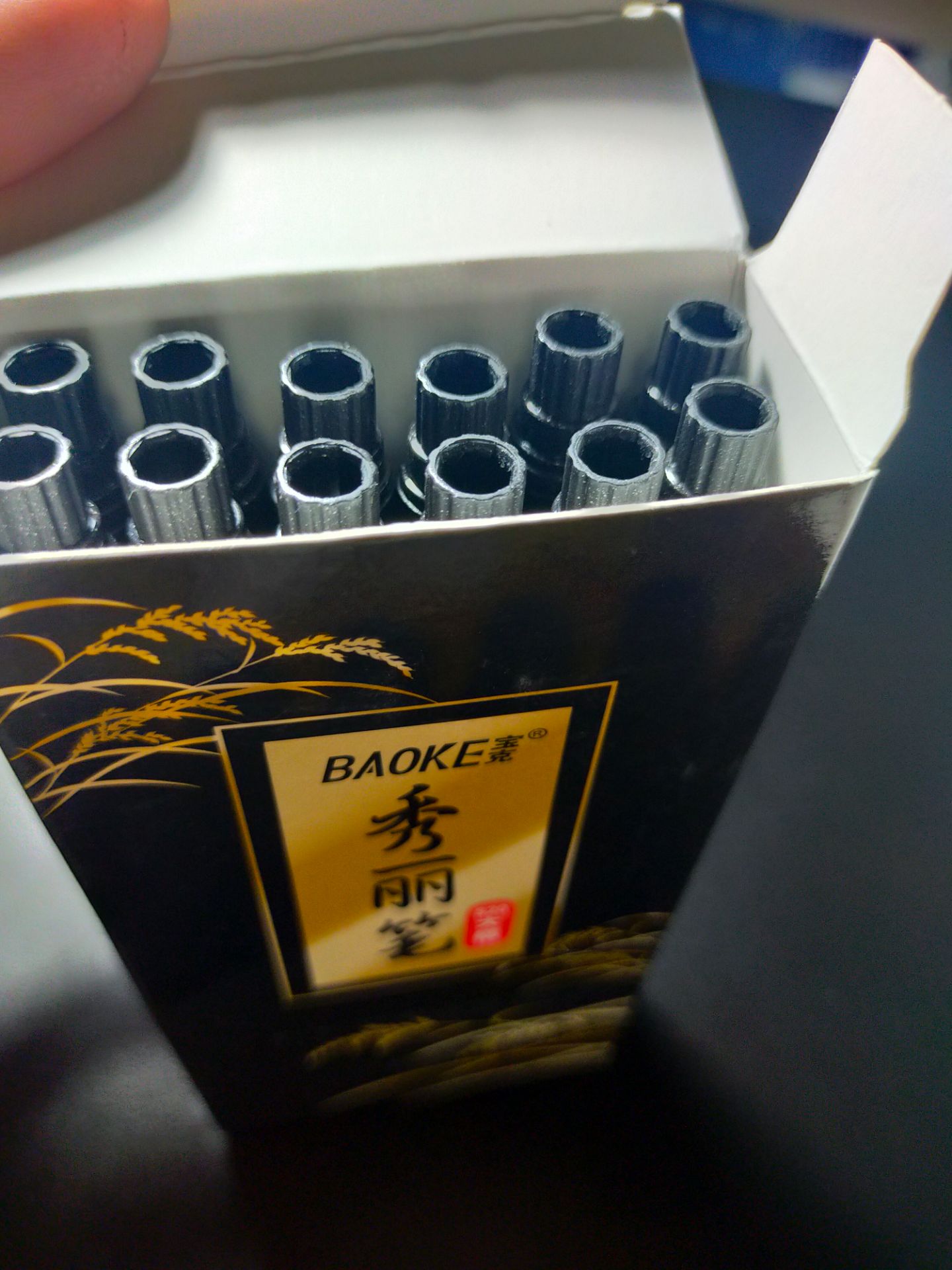 Đầu bút nhỏ, nhọn, thanh mảnh kèm vớ vẻ ngoài rất đẹp!😍