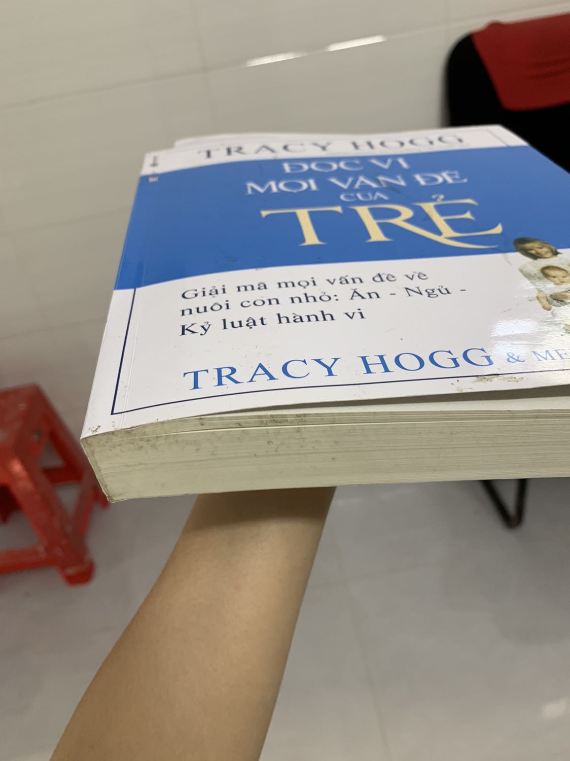Sách bìa cũ, bìa bị xước tùm lung. Bị dính vết dơ. Các trang bên trong thì không bị sao. Lần đầu mua sách ở tiki gặp tình trạng này. Nội dung sách thì hay yêu cầu xem lại chương này chương kia, chương khác sẽ rõ hơn.