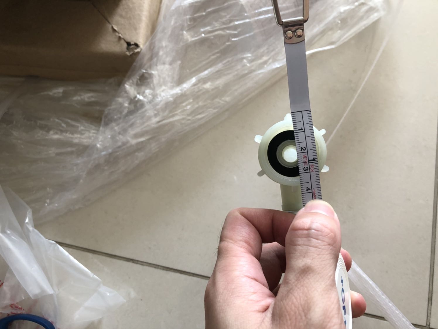 Rất đáng đầu tư. Nhận được hàng mới sản xuất tháng 2/2020. Nhìn rất đẹp. Đong gói kỹ càng và Tiki giao hàng rất nhanh, đặt thứ 6 theo lịch hẹn là giao thứ 2 nhưng thứ 7 đã giao hàng. Mình tự lắp đặt, vù dịch vụ lắp đặt gọi nhưng mình muốn khoan lỗ qua mặt bếp để luồn dây cấp và dây thoát xuống dưới thì bên lắp đặt nói không khoan, sợ vỡ mặt đá. Nên thôi tự khoan tự lắp. Để luồn chung 2 dây này xuống dưới( dây cấp ren 27mm và dây thoát nhét vừa đường ống 21mm) thì mình dùng mũi khoan đá khoét lỗ 55mm, hơi rộng chút cho thoải mái. 
Về cơ bản thì máy chạy tốt, rửa được cả nồi. Độ ồn thì chấp nhận được. Rửa nhanh thì không có chế độ sấy nên không ráo nước. Phải mở cửa để cho nước nóng bay hơi. Rửa normal thì sấy khô bong, có điều rửa lâu hơn và tốn nước hơn. 

Khay xếp thiết kế phù hợp rửa đĩa nhiều hơn là nồi và chén bát. 

Nói chung là thấy rất đáng để đầu tư.