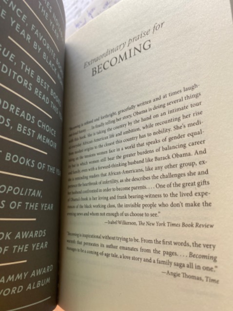 Sách dày nhưng cầm rất nhẹ. Chữ in rõ ràng không bị nhoè mờ. Tuy nhiên chữ và sách hơi nhỏ xíu. Mọi người có thể cân nhắc khi mua.