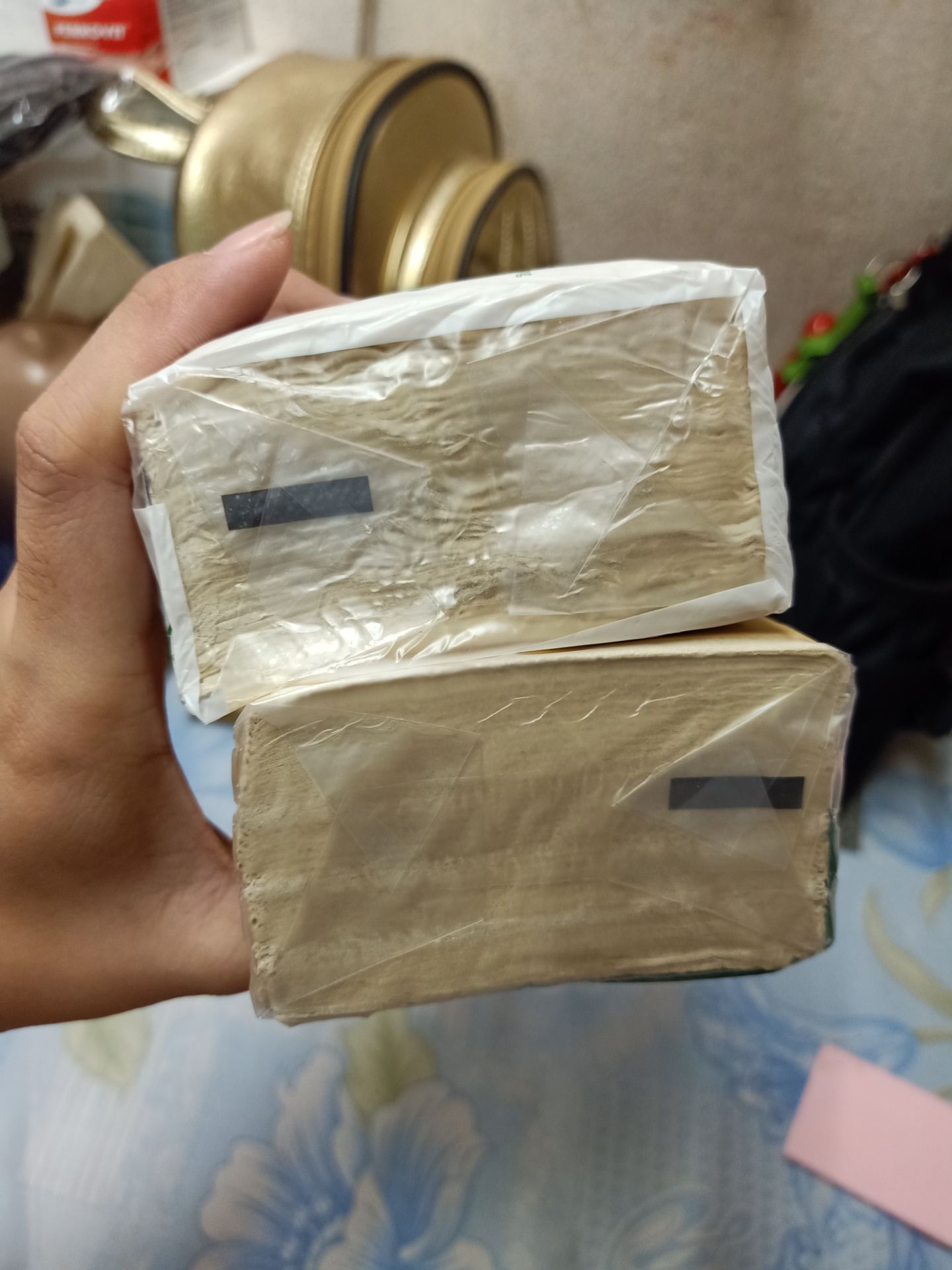 Loại này mình đã từng sử dụng loại gói dài hơn 1 bịch 6 gói thấy khá ok ép giấy chắc chắn, giờ thử xài loại gói nhỏ thì hơi thất vọng nhẹ, giấy ép ko thẳng rút ra 1 tờ thì 4 lớp của 1 tờ cũng ko thẳng lệch lạc. 4sao thôi