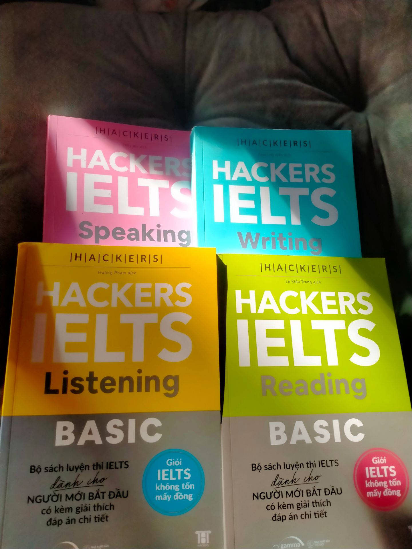 Giao hang nhanh, do dính ngày lễ nên chậm mất 2 ngày .
Đóng gói hơi sơ sài,  sách bị móp 1 xíu bên phần bìa. 
Sách khá ưng ,nhìn đẹp mắt mong rằng mình sẽ chinh phục lại môn tiếng anh này ❤