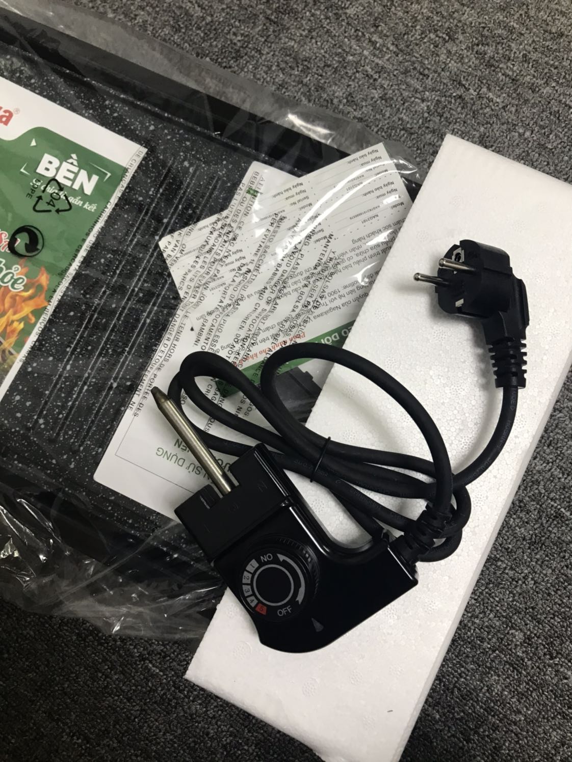 Ban đầu mình khá lăn tăn khi đặt mua bếp nướng Nagakawa nhưng có cô em đã mua review ổn nên thử đặt. Thực sự đáng tiền mua. Mặt bếp có vân như vân đá, dày dặn chắc chắn thực sự chứ k như mấy bếp mỏng mỏng khác. Phần tay cầm điều chỉnh nhiệt cũng chắc chắn, k bị nóng. Bộ sách hdsd và phiếu bh đầy đủ. Nên mua