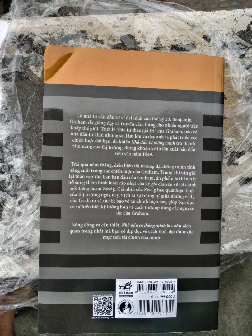 - Sách bị quăn ở góc trên bên trái, đằng sau. Tuy nhiên không để ý lắm vì mình chỉ tập trung vào nội dung, muốn có tài liệu để tiện tra cứu. 
Mua được giá 127k so với giá bìa là 199k. 
- Sách có bọc nilon cẩn thận.
- Rất yên tâm vì mua của Tiki Trading. Giao hàng sớm hơn 1 ngày so với dự kiến
=> Cuốn sách cần cho bất cứ ai muốn đầu tư tài chính chứ không riêng gì chứng khoán. Nếu thấy hữu ích hãy like, để lại quan điểm của bạn ở phía dưới để cùng thảo luận và để mọi người cùng tham khảo nhé! :; Thân ái.