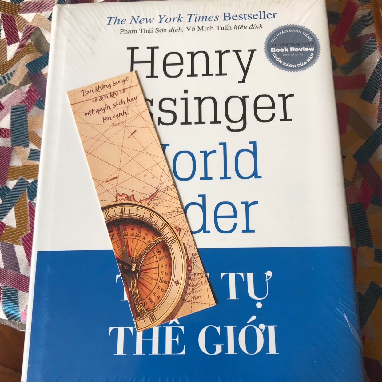 Sách nguyên seal, không móp méo tuy nhiên chỉ nhận được bookmark chứ k phải notebook như mô tả