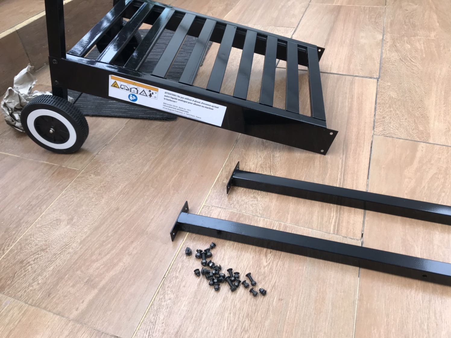 Ráp tới đây đành chạy ra mua bếp than về nuong, giao mấy con ốc mà cũng thiếu, không hiểu nổi