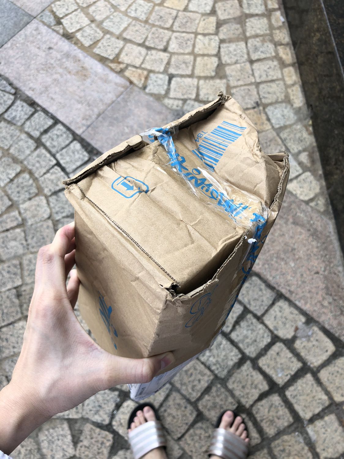 Hộp giao bị móp tùm lum khiến cho cho sản phẩm bên trong cũng bị móp. Cũng may là ruột là miếng dán mụn mỏng nên ko bị hỏng vẫn dùng được. Tiki chú ý vận chuyển giúp mình. Hộp giao bị móp tùm lum khiến cho cho sản phẩm bên trong cũng bị móp. Cũng may là ruột là miếng dán mụn mỏng nên ko bị hỏng vẫn dùng được. Tiki chú ý vận chuyển giúp mình.