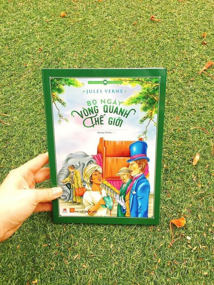 “80 ngày vòng quanh thế giới”, bạn có tin được không khi cuốn sách được viết đã hơn một thế kỷ?

Jules Verne- “nhà tiên tri của thời đại khoa học”, đồng tác giả “Hai vạn dặm dưới đáy biển” đã đưa chúng ta đến với một cuộc hành trình khám phá thật kì diệu. Phileas Fogg là một quý ông người Anh, trong một vụ cá cược đã khởi hành chuyến đi của mình qua rất nhiều vùng đất: vượt qua Biển Đỏ và Ấn Độ Dương, Hong Kong, Thái Bình Dương, San Francisco, bang Nevada, sông Mississippi, Chicoga, New York...

Nương theo hành trình của Fogg, thế giới hiển hiện ở rất nhiều góc độ: những vùng tuyết trắng xoá, đại dương mênh mông, thành phố sôi động... Không thể phủ nhận rằng, cuốn sách chứa nhiều kiến thức địa lý hay mà vẫn được kể bằng một giọng văn lôi cuốn vô cùng khi miêu tả khung cảnh, nghẹt thở khi gặp những hiểm nguy, điềm tĩnh khi đối diện với thử thách...

Gấp lại cuốn sách là sự thán phục cho ý chí kiên định của con người và cả tài năng đáng nể của Jules Verne.