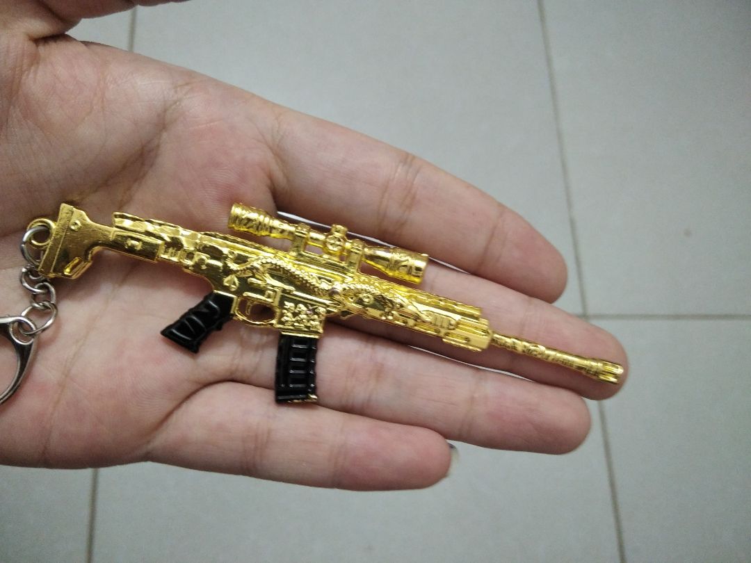 Súng đẹp, màu sắc rõ rệt, hoa văn chi tiết, rất thích hợp để chưng bày.
Sơn hơi bị len 1 tý, súng hơi mỏng( nhất là báng súng, dày 2mm), cầm chưa đc đã tay cho lắm, rất dễ bị tróc sơn.
Sao Scar-L lại gắn đc scope 8x nhỉ?:)))