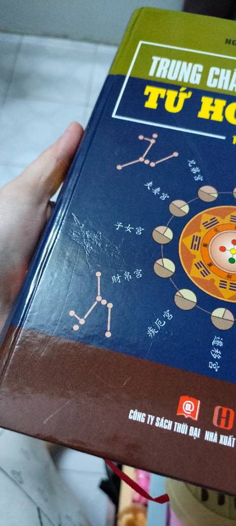 Với một người yêu sách mà thấy như vầy đau lòng lắm mấy má ơi. Làm ơn lần sau bọc 4 góc sách dùm đi mà!!! Sách vẫn còn seal màng, bên ngoài trầy trụa, bên trong giấy trắng ko phải loại giấy vàng chống loá. Giấy mỏng, mực in có trang đậm trang mờ. Mép giấy có chỗ bị lỗi. Nói chung giá này thì chất lượng vầy là phải. Có lẽ là nhữg cuốn bị lỗi loại ra để bán giá mềm hơn chứ bán đúng giá bìa chắc bị chửi cho vuốt mặt ko kịp quá. Nói chung kiến thức là vô giá! Nên tạm chấp nhận dc!