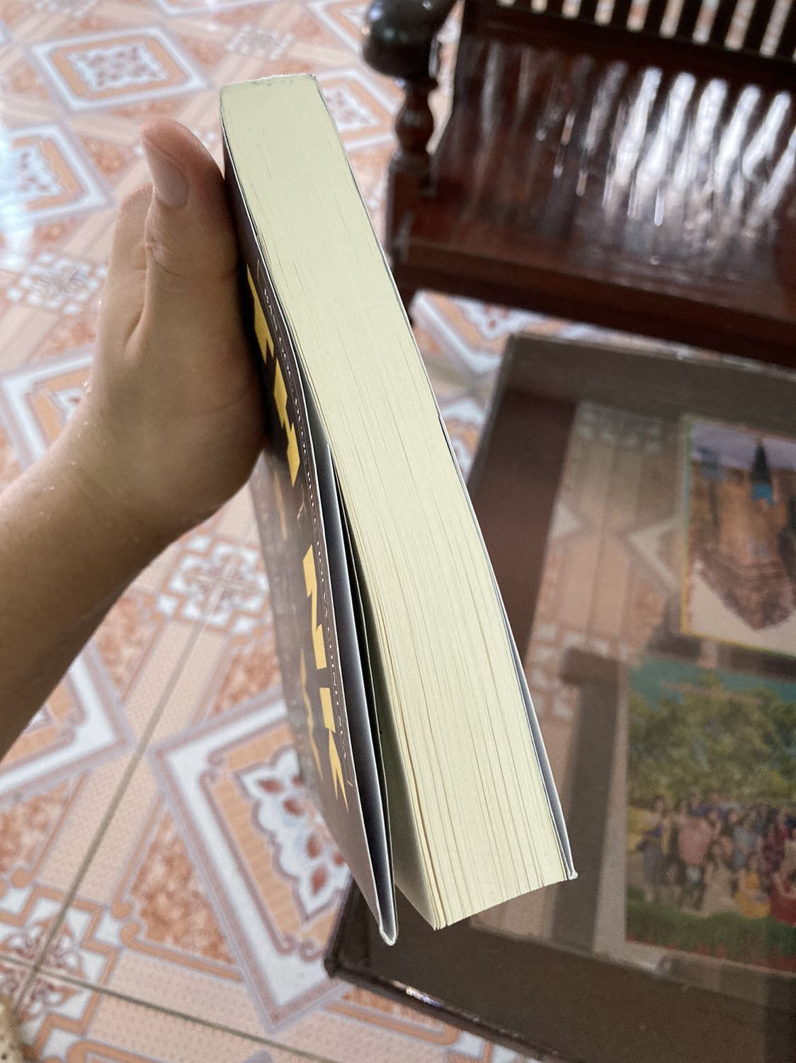 Hộp đựng bên ngoài méo mó không giống các lần trước mình mua sách trên Tiki. Và hơn nữa nếu mình không cod book-care thì ít nhất cũng để vào cái túi bóng chứ. Sách có vết xước ở mặt trước và mặt sau. Vì mình mua sách trên face quyển đó giờ bung hết nên mua lại chứ thấy không phải sách mới 100% là cũng không hài lòng rồi