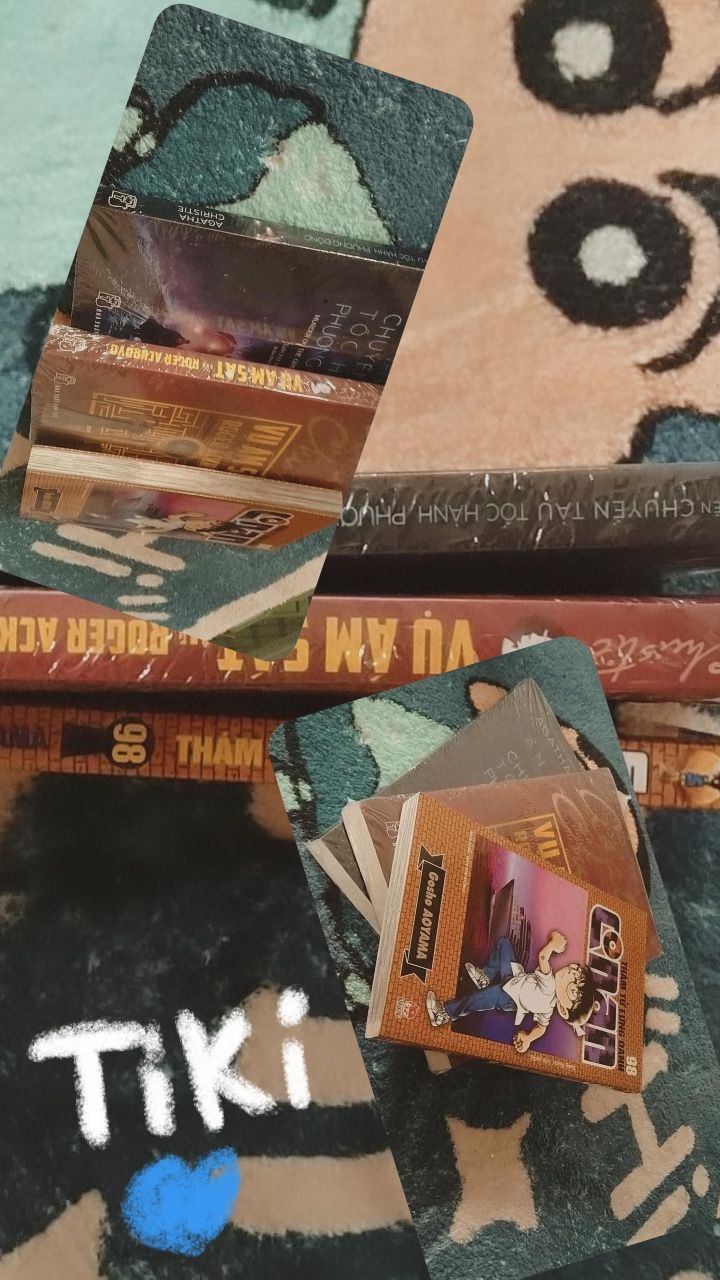 Mình mua ba cuốn sách, trong đó có hai cuốn của Nữ Hoàng Trinh Thám nổi tiếng Agatha Christie, đó chính là cuốn "Án mạng trên chuyến tàu tốc hành Phương Đông" và "Vụ ám sát ông Roger Ackyord", ai đam mêm trinh thám như mình chắc cũng không lạ lẫm gì hai tác phẩm nổi tiếng luôn đứng hàng top này đúng không ạ, vì vậy mà nội dung bên trong không thể bàn cãi mà chỉ có giơ hai ngón cái lên like thôi.FaHaSa là một nhà sách mà mình hết sức hết sức hết sức ×n tin tưởng mà chốt đơn, một phần không chỉ vì uy tín về chất lượng mà còn uy tín về dịch vụ giao hàng. Đơn hàng luôn luôn được bọc một lớp giấy chống sốc (loại mỏng mỏng) và đồng thời hai cuốn sách của Agatha Christie thì được bọc nguyên lớp nilong. Không nói nhiều, chỉ có thể nói hai câu sau: 
Về sản phẩm: 10/10
Về dịch vụ: 10/10
Lần này quả thật Tiki đã giúp mình có được trải nghiệm có: Một đơn sách 0₫