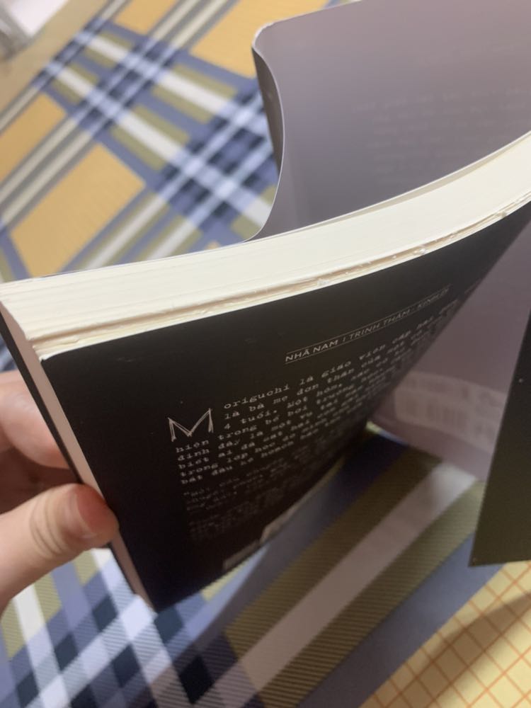 M k hiểu lý do sao cùng đóng 1 kiện nhưng 2 cuốn còn lại đều bị cong gáy và mép sách. M mua nhiều lần đây ms là lần đầu bị tình trạng ntn. Nhưng rất thất vọng. Chưa kể cuốn thú tội m nhận còn bị lỗi