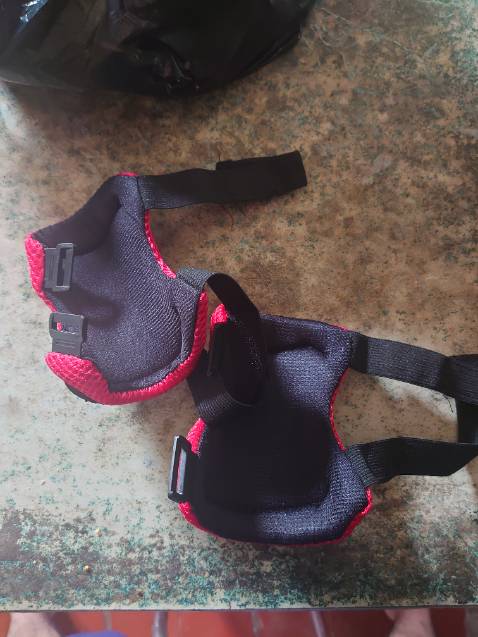 Vâng, trong tiêu đề ghi là ván trượt cao cấp nhưng đọc kỹ 1 mục nhỏ trong phần mô tả mới phát hiện là ván trượt trẻ em. Vâng, rất lắt léo! Và chất lượng này cx chỉ phù hợp cho trẻ em thôi. Mua về mình 25t chơi chút xíu méo lên méo xuống. Tại tính mình nhanh chơi nhanh chán nên mua thôi mà ko đọc kỹ tiêu đề. Coi như mình xui. Bảo hộ mua về ng lớn ko xài đc, nát hết. Ván trượt thì bị công vênh sau 30p chơi. 1 sao cho tội viết lắt léo nhe