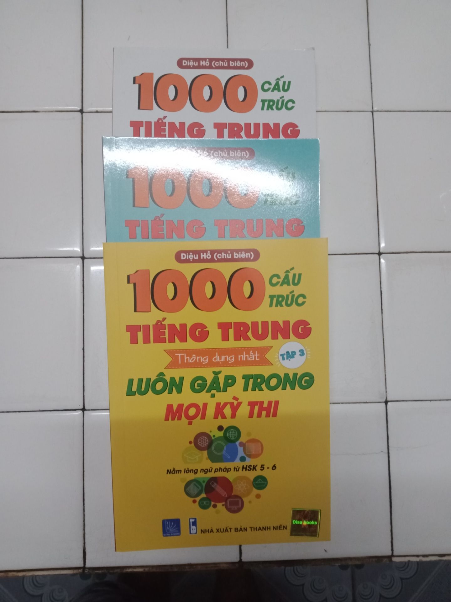Combo 3 cuốn sách hữu ích cho những bạn ôn tập chuẩn bị tham gia kỳ thi HSK. Nội dung hệ thống đầy đủ, có ví dụ theo từng mục. À mà giá gốc cao quá. May mà có đợt giảm giá nên mới mua. Các bạn nên cân nhắc trước khi mua. Tạm thời đánh giá 5 sao để ủng hộ shop.