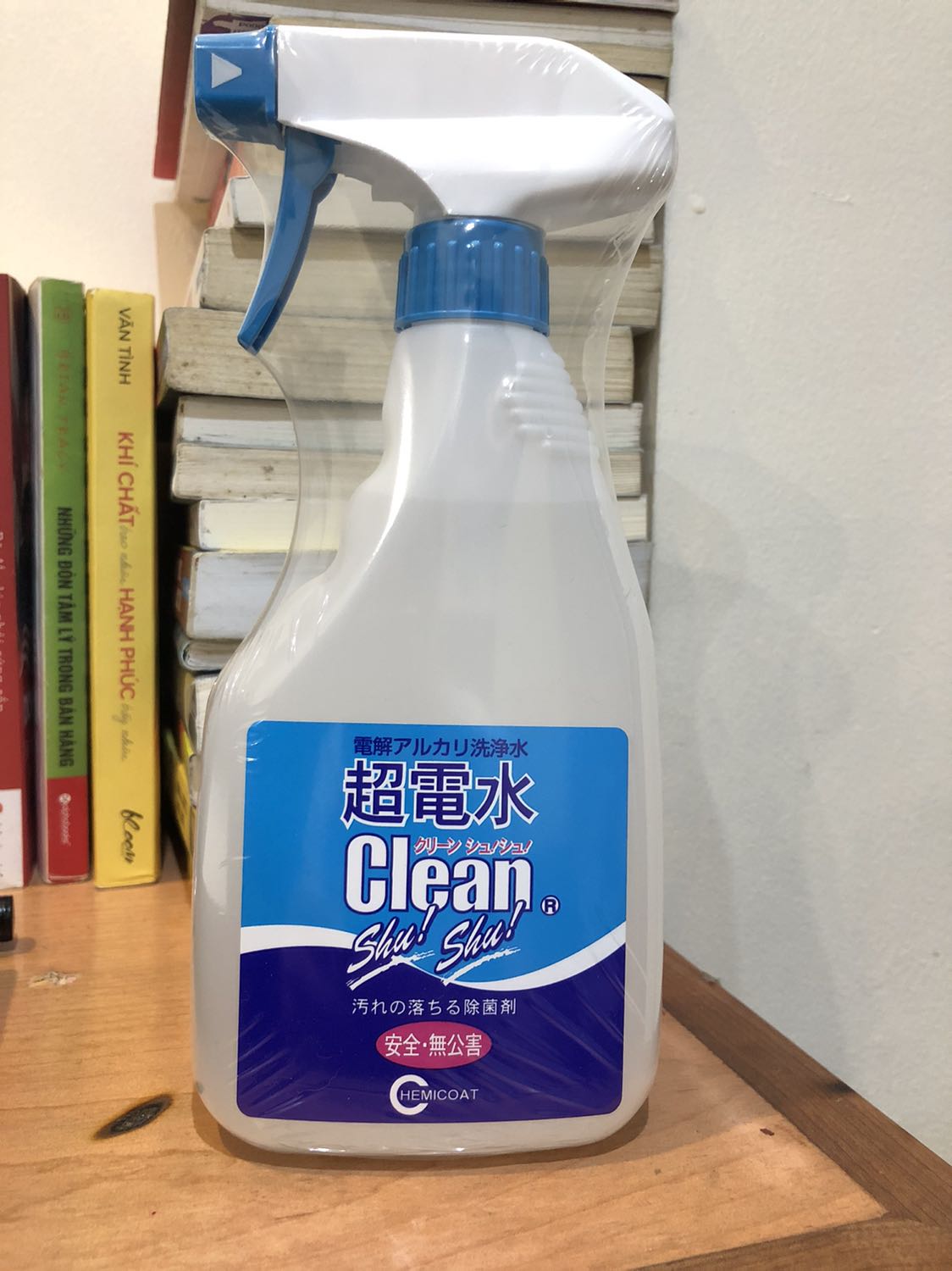 Tem nhãn phụ đầy đủ. Thiết kế đơn giản, cầm chai rất chắc chắn. Đúng là hàng Nhật có khác!
Dùng thử trên đồng hồ thì rất sạch, có thể do lâu ngày mình k vệ sinh nên ra rất nhiều nước bẩn.
Không bọt, không mùi như nước, rất an tâm. Sẽ dùng thử những chỗ khác xem sao.
Bạn giao hàng bên Tiki giao hàng rất nhiệt tình.
Cảm ơn Shop, cảm ơn Tiki