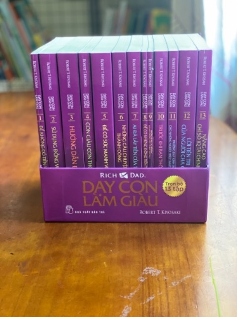 Sách hay, đang đọc đến tập 2. Nhiều kiến thức bổ ích, sách đóng gói đẹp, giao hàng nhanh, chỉ tiếc là ko có bookcare. Sách đẹp lắm luôn, đủ bộ