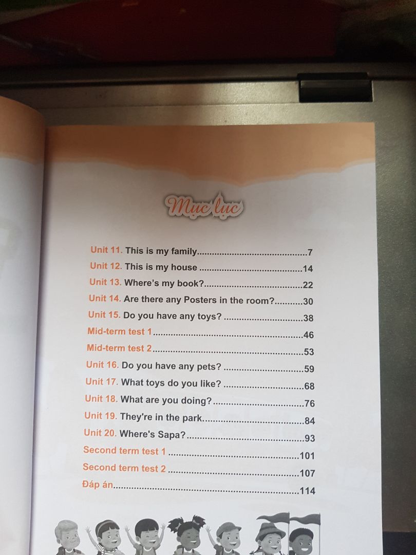 vì mua tập 1 nên mua luôn tập 2. sách phù hợp với trình độ con mình. giá như có thêm phần nghe thì tốt. vì c1 bgio đã fai nghe để điền từ rồi. nhưng sách này ko có nghe.chỉ rèn 3 kĩ năng: phát âm, viết, đọc, ngữ pháp