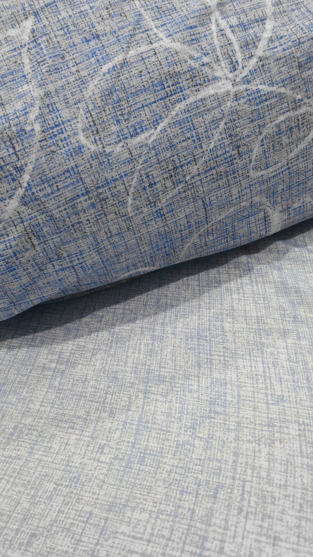 thích màu thực tế. đóng gói cẩn thận. màu thật không tươi như hình, nhã nhặn hơn. xanh hơn hình chụp chút xíu. mua giảm giá cả bộ ra 4 món và mền cũng bộ 1.5tr. giá hợp lý