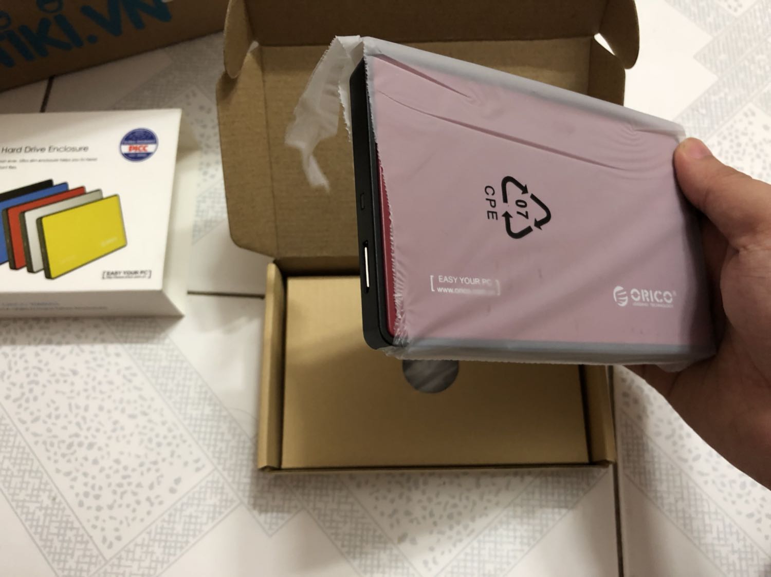 Mới vừa nhận hàng hnay. Nói chung bao bì đóng gói kĩ. Nhìn cứng cáp. Chất liệu bằng nhựa. Không vừa khít vs ổ nhưng có kèm mút để chêm thêm. 
Điểm không hài lòng là màu không như ảnh sản phẩm. Màu đỏ bầm chứ ko phải đỏ tươi. Về hiệu năng và độ bền về dài mới biết dc. :)