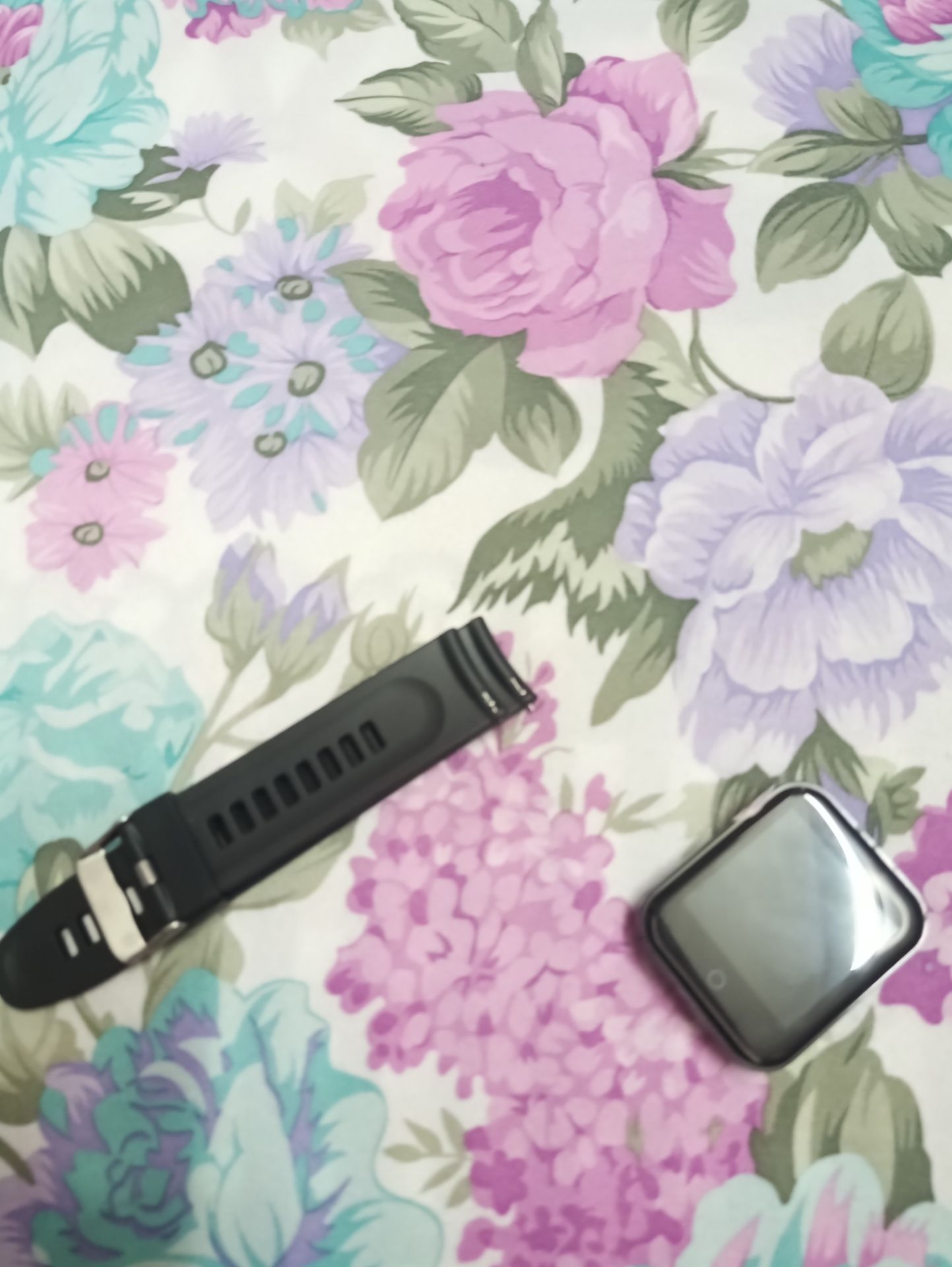 máy không lên nguồn, dây đeo thì không lỏng chốt, ko gắn được, quá thất vọng, yêu cầu tiki xem xét đổi trả hàng