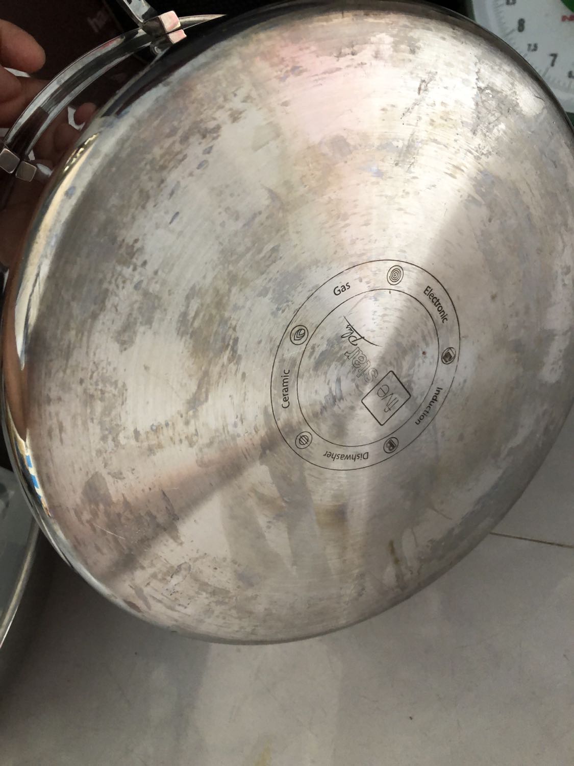 Mới nấu lần đầu mà đã bị ố hết. Mặc dù tiki nói là nồi inox 304 mà nấu còn ố hơn cái nồi inox 430 mua ở ***. Lúc nhận hàng ko để ý cái quai cầm dưới bị lỗi cả 2 bên. Mong tiki liên hệ bảo hành sp cho mình