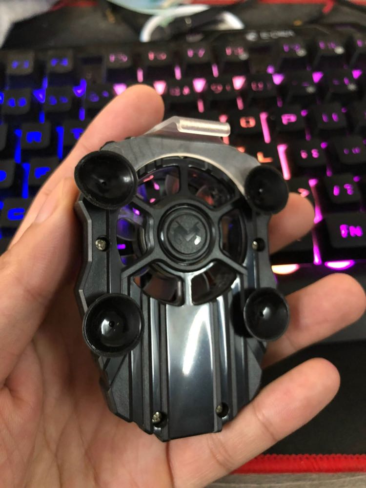 quạt tản nhiệt FL01 rất ok nha mọi người, chơi liên quân xong mình dùng app CPU-Z đo chỉ ở mức 34 độ thôi, điện thoại mát lắm, con này dùng pin sạc nên ko lo tốn pin của điện thoại, miếng hút chắc chắn, lại có đèn flash nhấp nháy xanh đỏ cũng khá bắt mắt. Hàng chính hãng memo