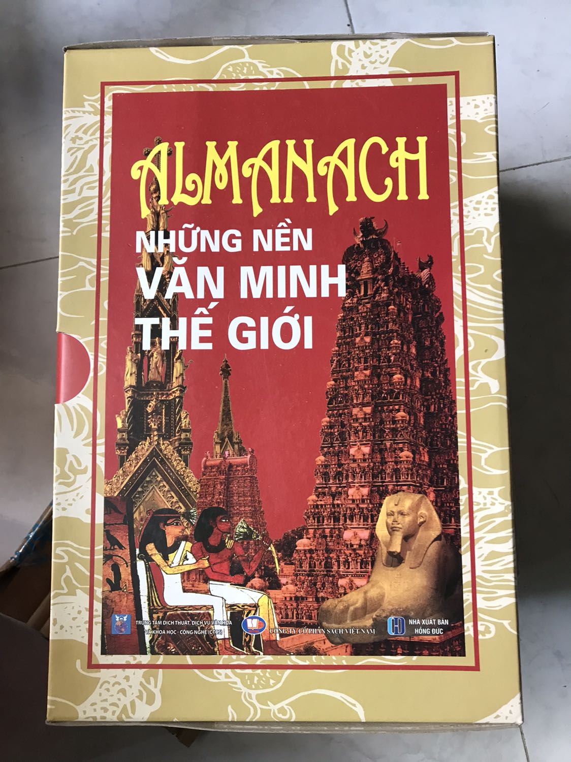 Rất hài lòng:
1. Đóng gói cẩn thận, nhà cung cấp và nhà phân phối sản phẩm rất chuyển nghiệp
2. Cầm trên tay "tri thức tinh hoa nhân loại thu nhỏ" thật đồ sộ, (cuốn sách nặng 7 kg). Thật tuyệt vời.
3. Sách đẹp, chất liệu giấy, hình ảnh, in rất đẹp.