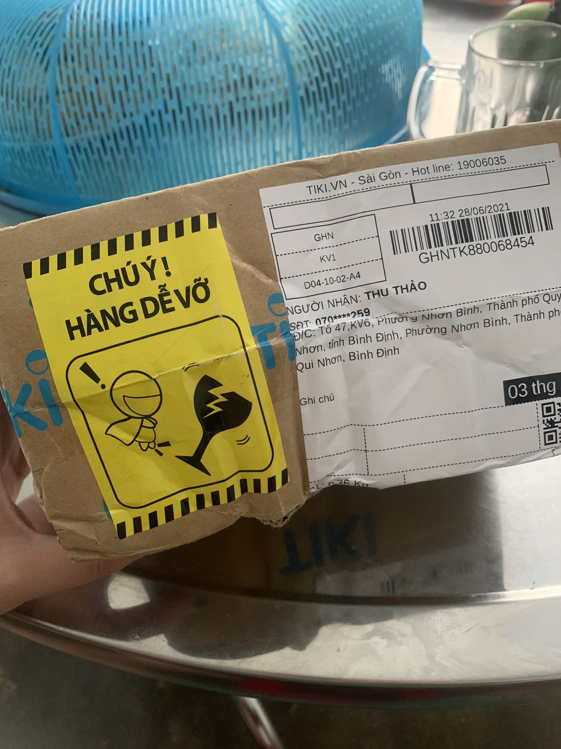 Chất lượng srm thì ok quá ròi, mình xài của nhà Senka cũng 3 4 năm nay rồi, xài từ màu hồng qua màu xanh, thấy chất lượng vẫn rất ok. Vì đợt này dịch nên có đặt hàng về quê, hàng thì bị móp méo, thùng hàng cũng bị rách 1 lỗ nữa? chắc do khâu vận chuyển. Mình mua trong store nên nhận đc gói hàng như này nên cũng hơi buồn, mong lần sau khắc phục ạ