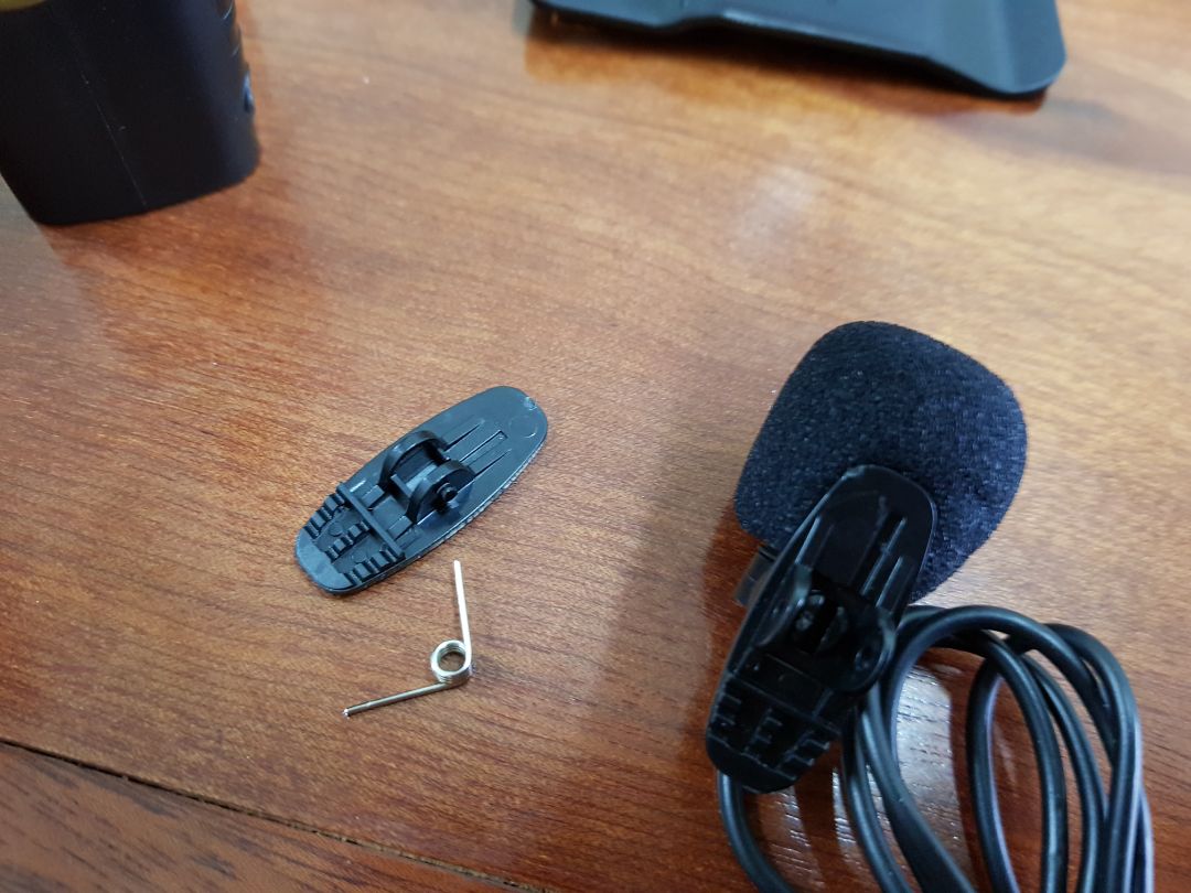 Hàng mới nhận mà mic có dây đã gãy vỡ như này, không thể lắp lại để dùng cài vào ve áo. May mà cũng sử dụng mic không dây là chính nhưng nói chung là không hài lòng cho lắm.