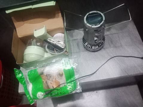 Sản phẩm ko có cuốn hướng dẫn sử dụng, ko có đèn báo sạc như giới thiệu nên ko biết lúc nào pin đầy, hộp cũ và rách nhưng lưỡi dao bén và ko rỉ sét. Hàng đóng gói sơ sài, giao nhanh