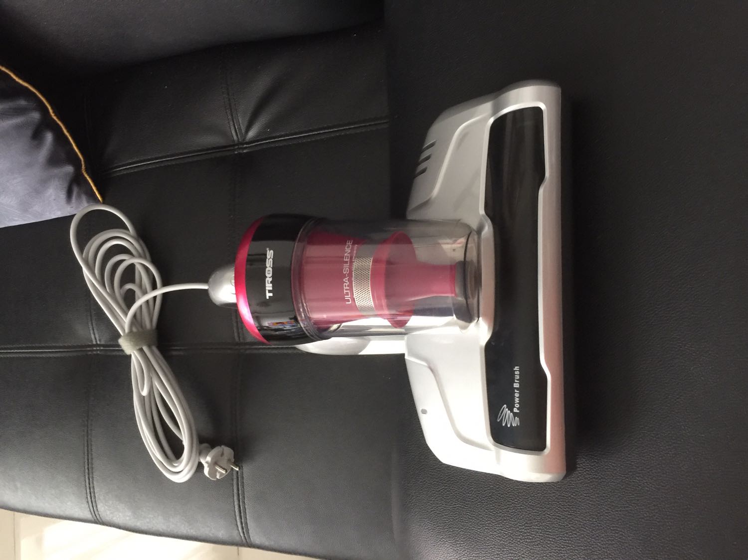 Khui thùng mình sử dụng ngay , thiết thực nên mua nhé các mom, vì ga giường mình mới thay mà hình số 4 vẫn có bụi bông mịn phủi ko bay đc.
Hình số 5 ( cuối cùng ) mình hút ga giường tầng cho các cháu mà bẩn vậy đấy. Chưa kể ngứa ngáy bị rệp cắn , thay ga liên tục thì rất mệt.
Máy cầm nặng tay, lực hút mạnh, chị em cứ đẩy qua lại như bàn ủi là Ok.
Tóm lại dùng sướng nên mua nhé :) !