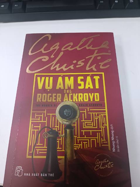 Với mình không thể có từ nào diễn tả cảm xúc khi cuốn sách khép lại. Tác giả đã để nhân vật chính diện đứng cùng với kẻ phản diện. Tưởng chừng phản diện có thể nhờ tay chính diện đẩy vụ án vào bế tắc, nhưng Poirot đã đem cái kết ra ánh sáng sau khi vén hết các bức màn động cơ từng nhân vật trong vụ án và để hung thủ ra đi trong sự nhân văn của mình.