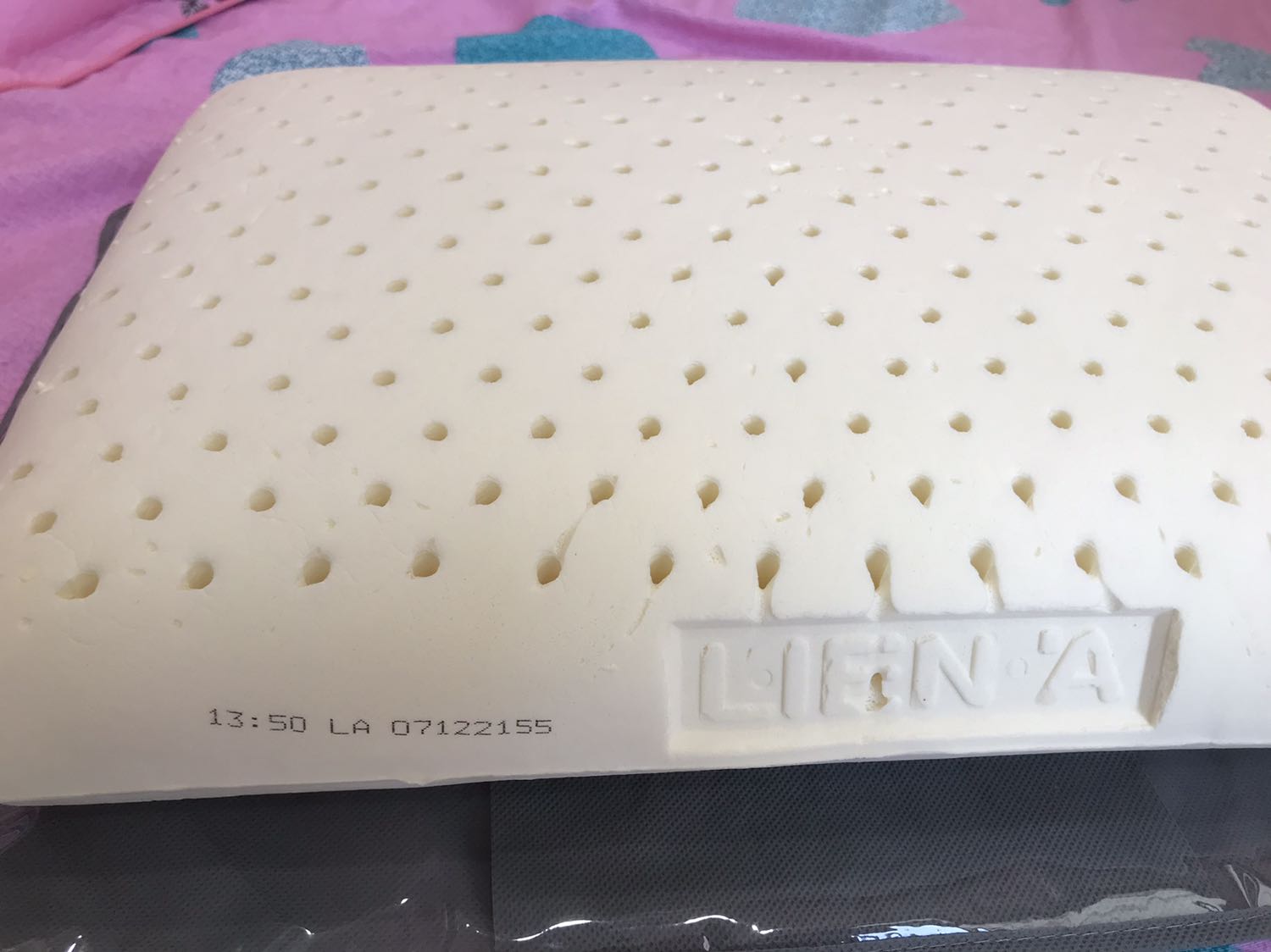 Gối rất mềm mại, nằm êm. Shop giao hàng sớm hơn dự kiến, gọi điện trước khi giao và hỗ trợ đổi địa chỉ nhận hàng luôn. Vote 5 sao!